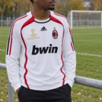 Maillot AC Milan 2006/07 extérieur manches longues · Rétro — Le modèle porté au bord du terrain