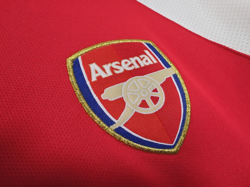 Maillot Arsenal 2002/04 domicile — Détail du blason