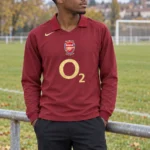 Maillot Arsenal 2005/06 domicile manches longues · Rétro — Le modèle porté au bord du terrain