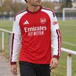 Maillot Arsenal 2026/27 domicile manches longues · Supporter (Fan) — Le modèle porté au bord du terrain