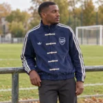 Veste Arsenal bleu marine à attaches · Adulte — Le modèle porté au bord du terrain