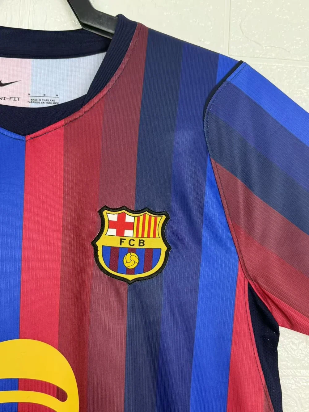 Maillot FC Barcelone 2026/27 domicile · Supporter — Broderie et texture du tissu