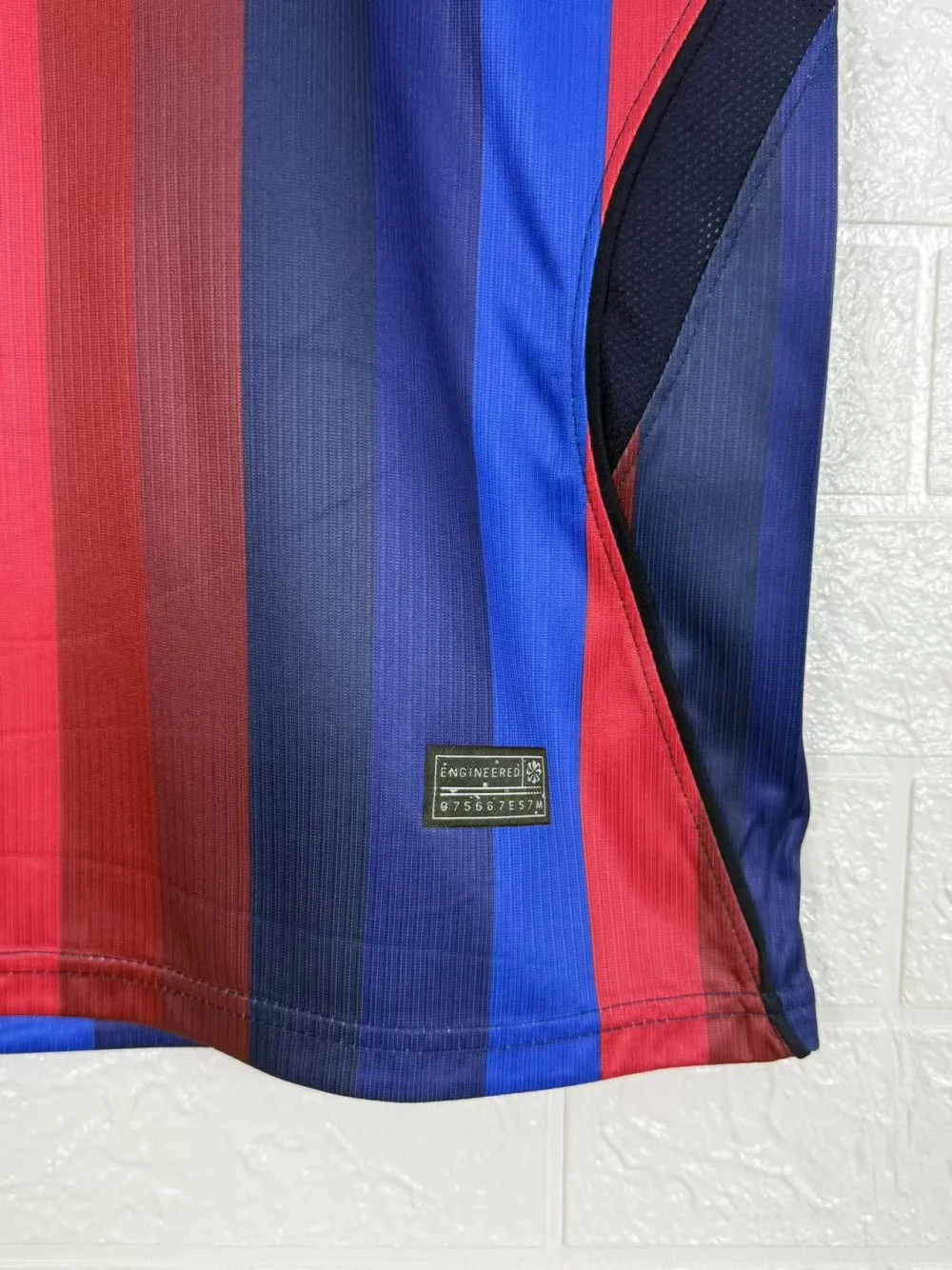 Maillot FC Barcelone 2026/27 domicile · Supporter — Tissu et finition de l’ourlet