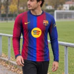 Maillot FC Barcelone 2026/27 domicile manches longues · Joueur (Player) — Le modèle porté au bord du terrain