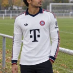 Maillot Bayern Munich 2026/27 extérieur manches longues · Joueur (Player) — Le modèle porté au bord du terrain
