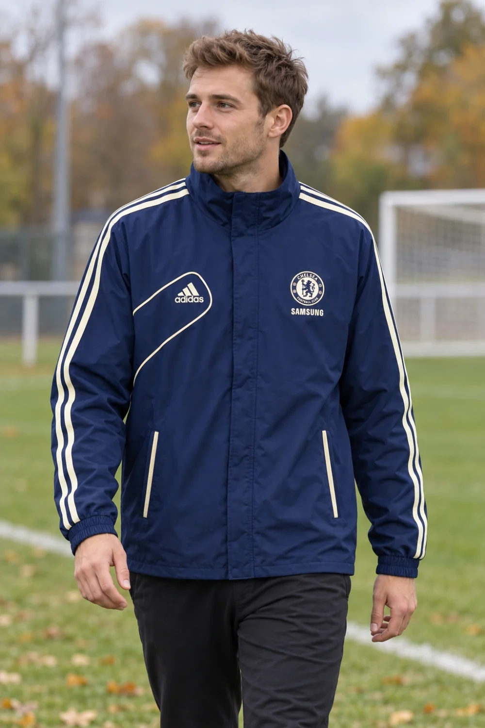 Veste Chelsea 2012/13 bleu marine · Adulte — Le modèle porté au bord du terrain