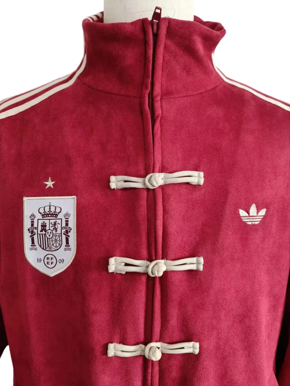 Veste Espagne rouge à col montant · Adulte — Col et attaches