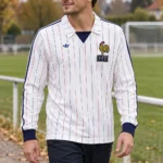 Maillot France 1982 extérieur manches longues · Rétro — Le modèle porté au bord du terrain