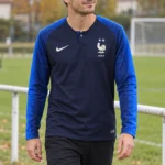 Maillot France 2018 domicile manches longues · Rétro — Le modèle porté au bord du terrain