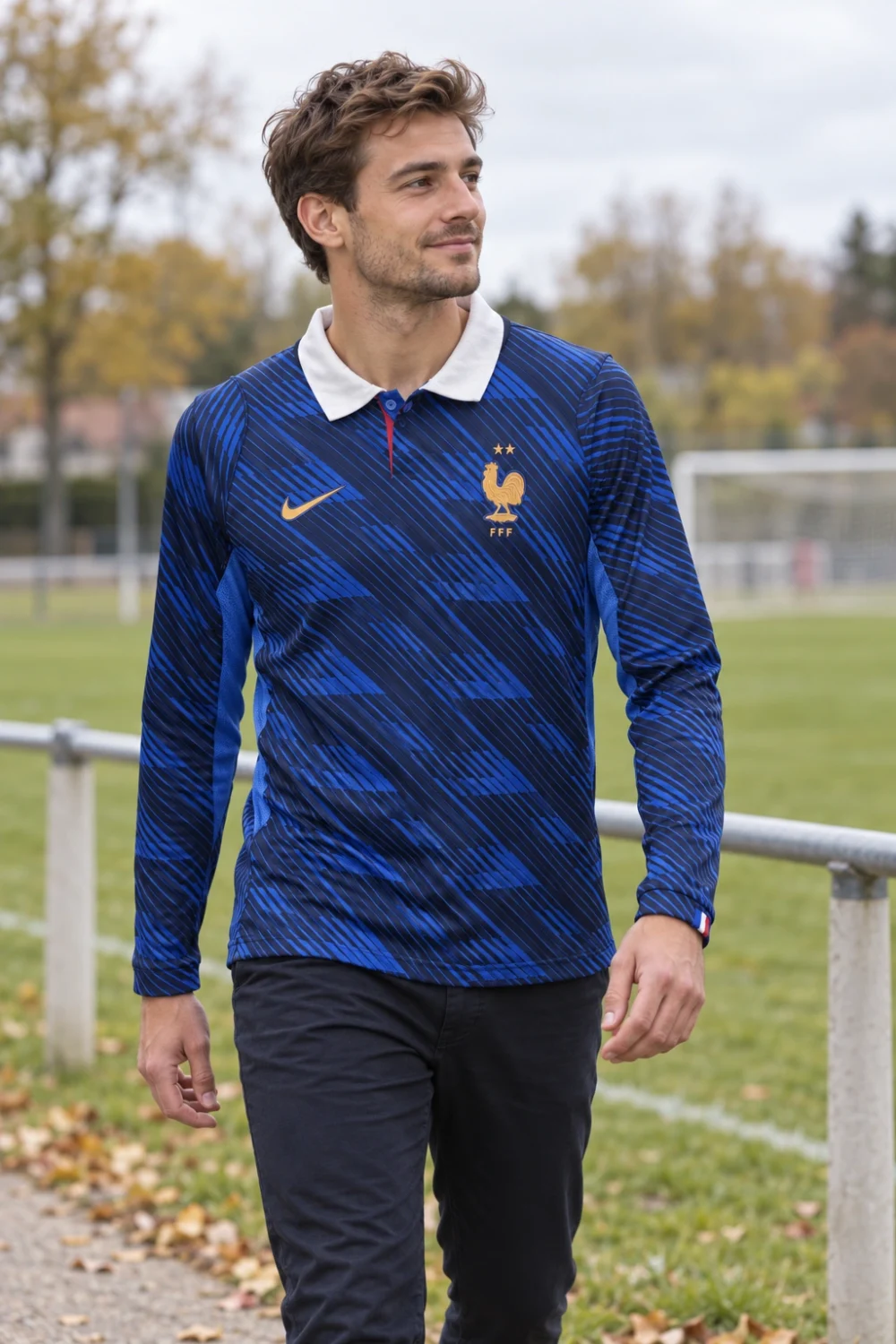 Maillot France 2026 domicile manches longues · Supporter (Fan) — Le modèle porté au bord du terrain