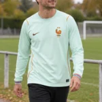 Maillot France 2026 extérieur manches longues · Supporter (Fan) — Le modèle porté au bord du terrain