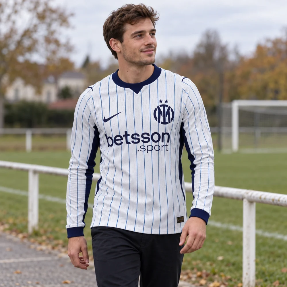 Maillot Inter Milan 2026/27 extérieur manches longues · Joueur (Player) — Le modèle porté au bord du terrain