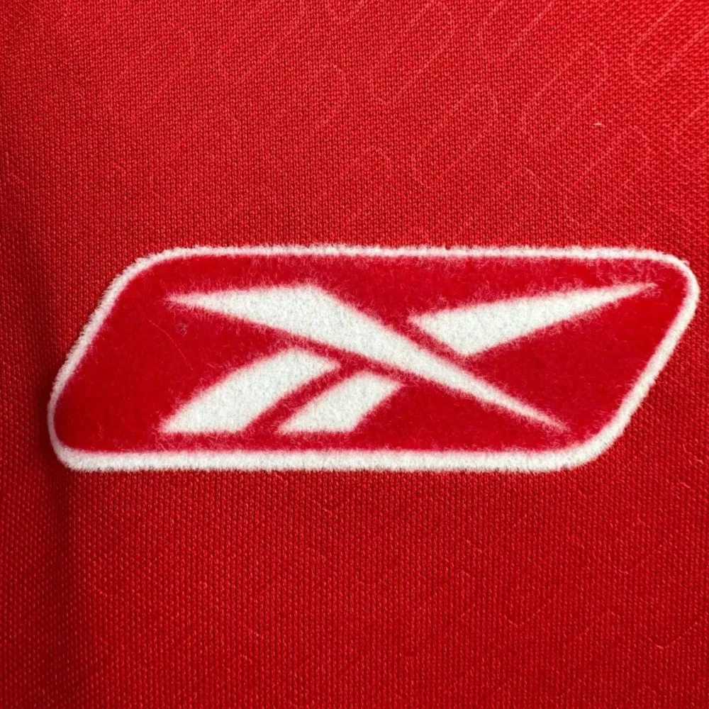 Maillot Liverpool 2004/05 domicile finale rétro manches longues · Rétro — Détail photographique de cette version