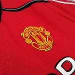 Maillot Manchester United 1998/99 domicile — Broderie du blason