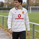 Maillot Manchester United 2003/05 extérieur manches longues · Rétro — Le modèle porté au bord du terrain