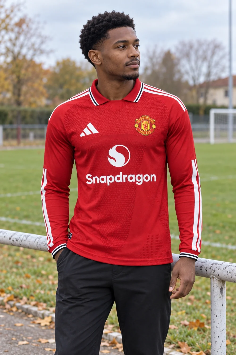 Maillot Manchester United 2026/27 domicile manches longues · Joueur (Player) — Le modèle porté au bord du terrain