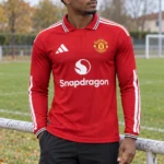 Maillot Manchester United 2026/27 domicile manches longues · Joueur (Player) — Le modèle porté au bord du terrain