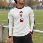 Maillot Manchester United 2026/27 third manches longues · Joueur (Player) — Le modèle porté au bord du terrain