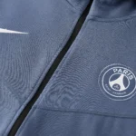 Survêtement PSG 2026/27 à capuche bleu gris · Adulte — Détail photographique du modèle
