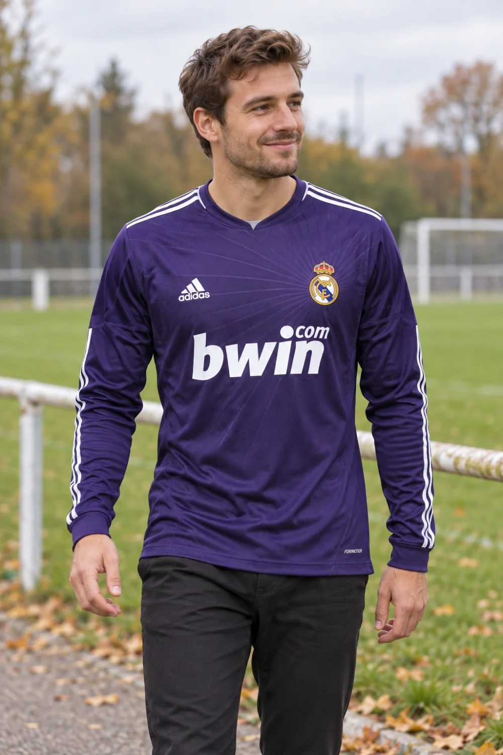 Maillot Real Madrid 2010/11 third violet manches longues · Rétro — coupe joueur — Le modèle porté au bord du terrain