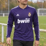 Maillot Real Madrid 2010/11 third violet manches longues · Rétro — coupe joueur — Le modèle porté au bord du terrain