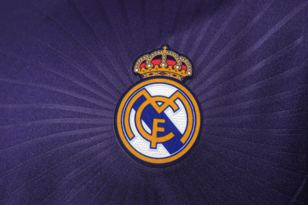 Maillot Real Madrid 2010/11 third violet manches longues · Rétro — coupe joueur — Détail photographique du modèle