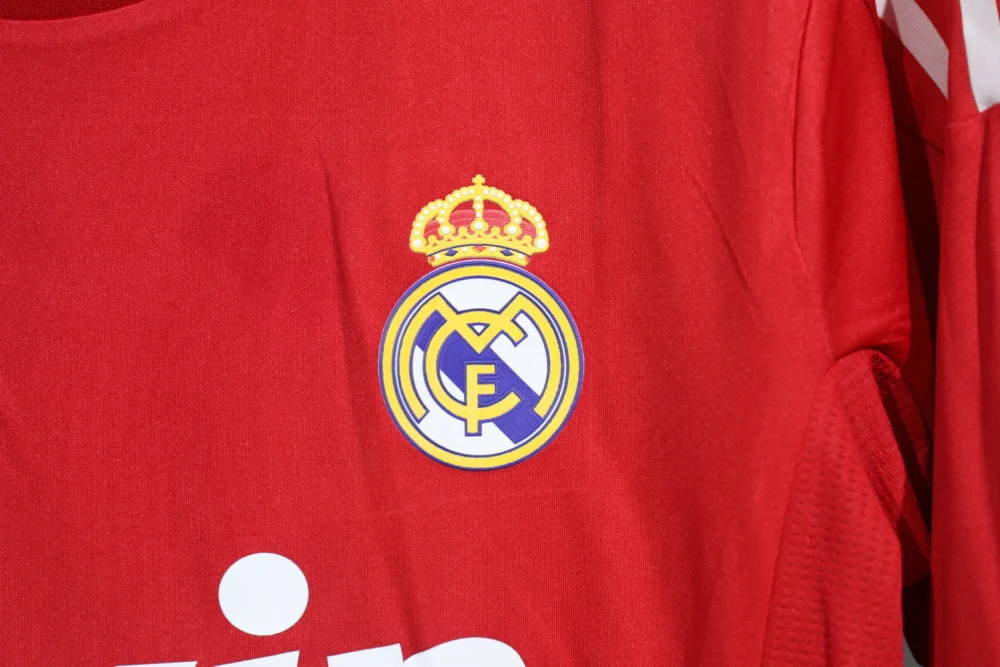 Maillot Real Madrid 2011/12 third rouge manches longues · Rétro — coupe joueur — Détail photographique du modèle