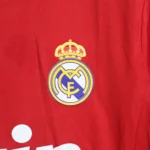 Maillot Real Madrid 2011/12 third rouge manches longues · Rétro — coupe joueur — Détail photographique du modèle