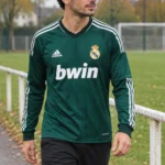 Maillot Real Madrid 2012/13 third vert manches longues · Rétro — coupe joueur — Le modèle porté au bord du terrain